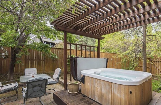 Spacious 3 Bedroom Home in Desirable Bend Neighborhood. Close to Phil's Trail