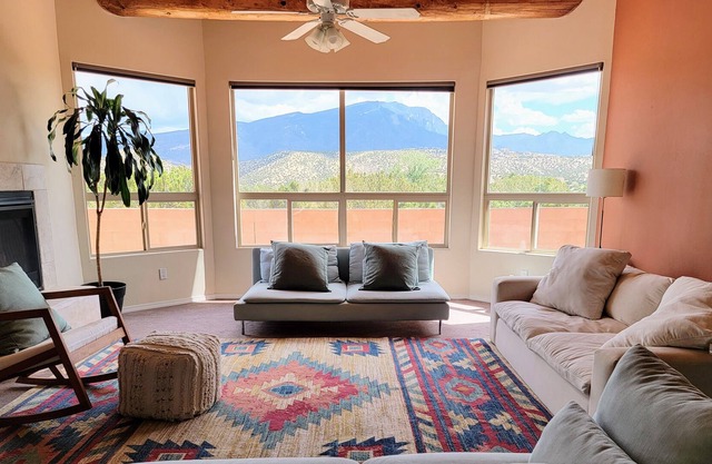 Spacious 3 bedroom house in Placitas with HOT TUB & Mountain Views