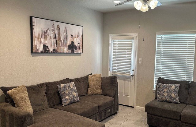 Spacious 3-bedroom house with Jacuzzi in Richmond