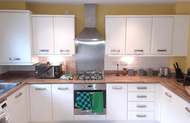 Spacious 3-bedroom house -WIFI & private parking for 2 cars in charming Salford