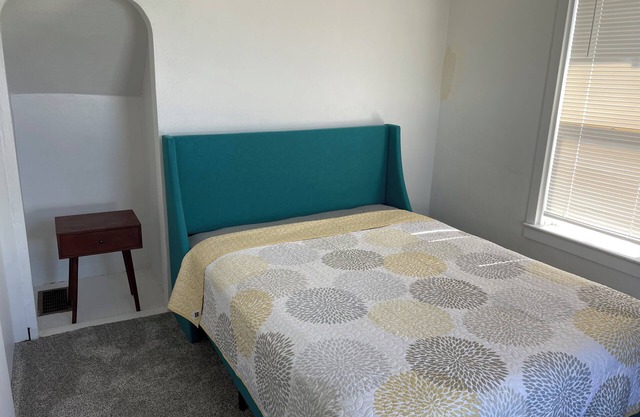 Spacious 3-bedroom house in peaceful Heyburn with AC, WiFi