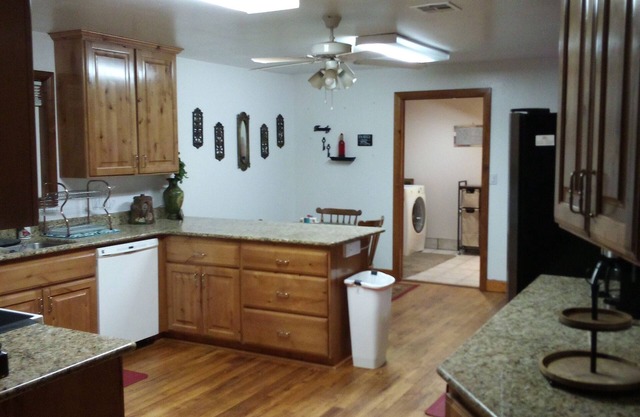 Spacious 3-bedroom house in terrific Hildale with central heating, AC and WiFi.