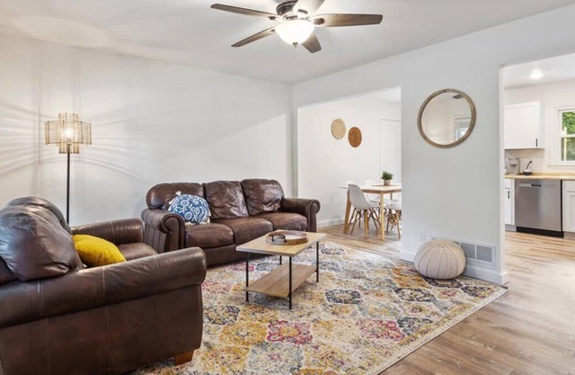 Spacious 3-Bedroom Near the Bagnell Dam Strip
