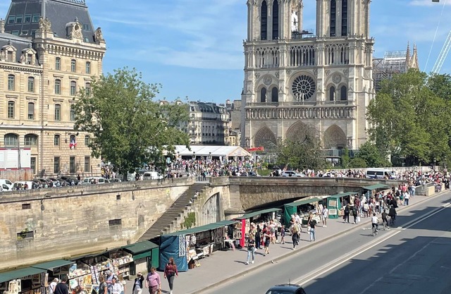 Spacious 3-bedroom on the Seine and steps from Notre Dame with A/C & Wifi