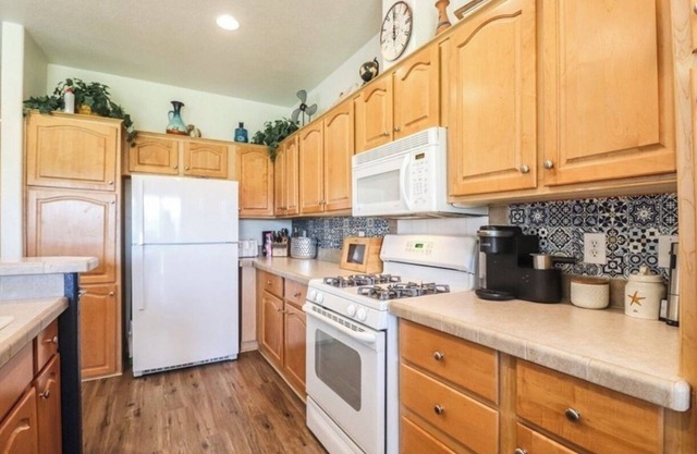 Spacious 3-bedroom plus bonus room house in Needles, CA on the golf course