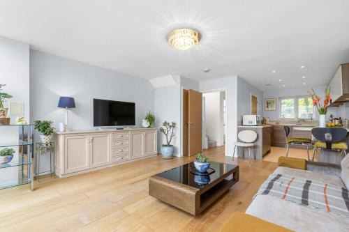 Spacious 3-Bedroom Retreat with Garden Near Bluewater