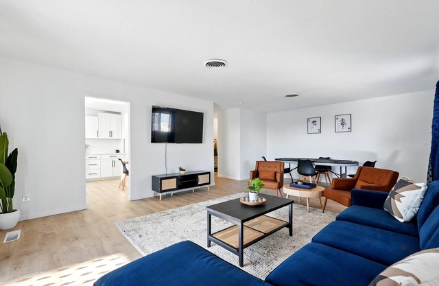 Spacious 3-bedroom house with card table, backyard and Wifi in NE Albuquerque