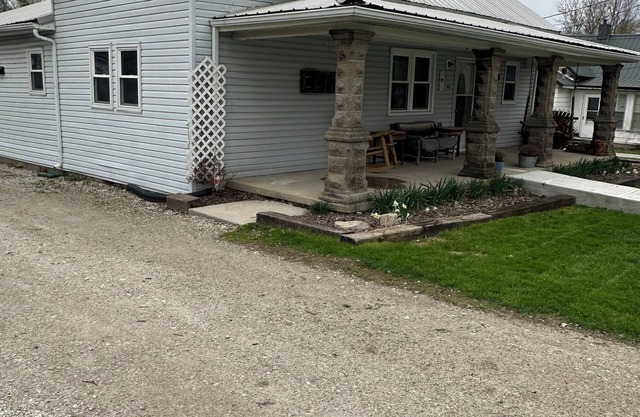 Spacious 3-bedroom house, quiet neighborhood. close to college campus and town