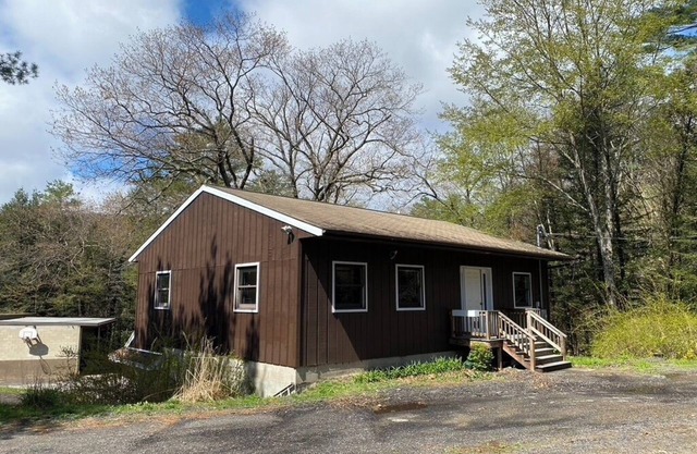 Spacious 3 Bedroom Cottage on Lake