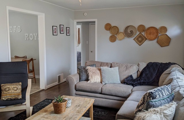 Spacious 3 bedroom Home- 5 Minutes From the Stadiums!