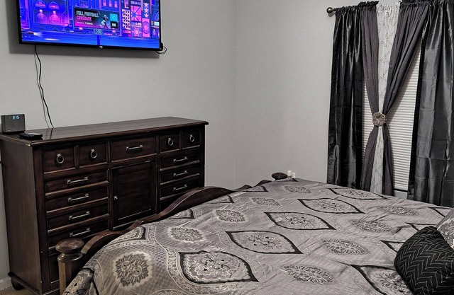 Spacious 3-bedroom Condo in centralized Jacksonville location with WiFi, AC, etc