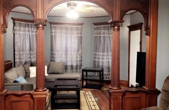 Spacious 3 bedroom apt 1st fl with spacious bedrooms and living room area
