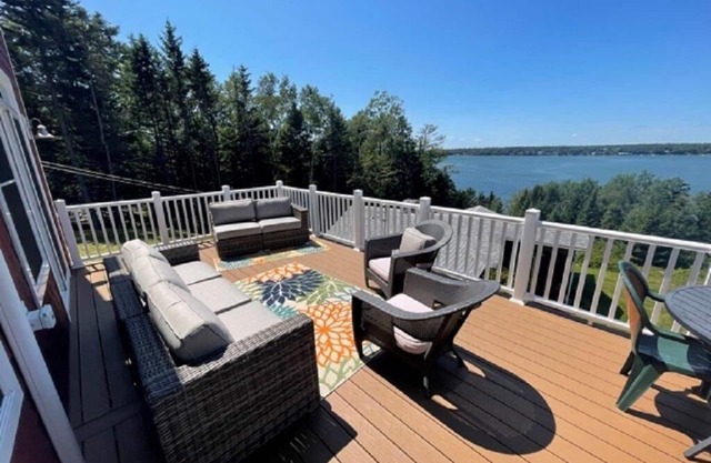 Spacious 3 Bedroom, 2 bath, new home, ocean views, close to Maine seafood!
