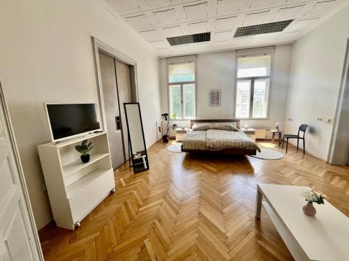 Spacious 3 Bedroom with Free Parking
