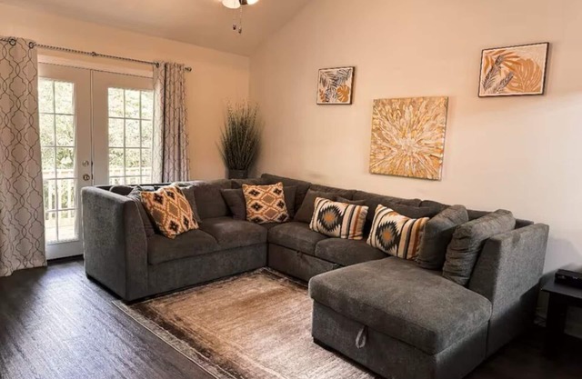 Spacious 3-bedroom with 3 free parking in Auburn