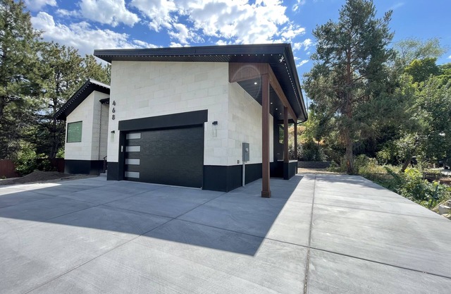 Spacious 3 Bedrooms with 2 King Beds and 2 Bathrooms
