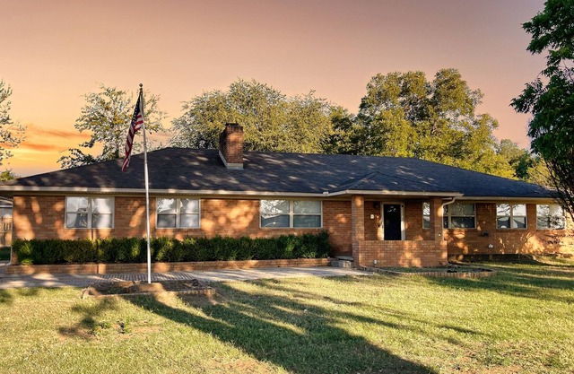 Spacious 3 br 15 minutes from Downtown Tulsa, close to restaurants and shopping