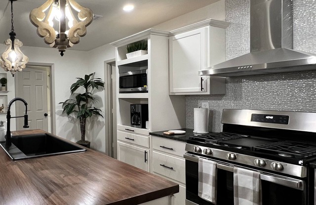 Spacious 3 BR near Airport, AT&T CTR & Riverwalk!