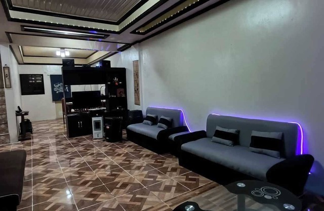 Spacious 3-Floor, 6-Bedroom House w/ WIFI, AC, KTV, SWIMMING POOL, 30+PAX