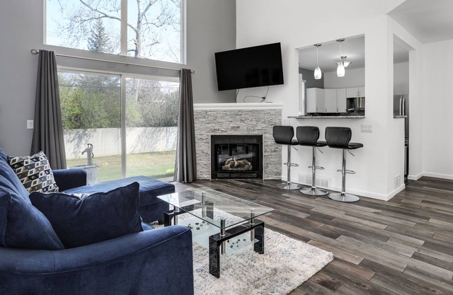 Spacious 3 Level Condo Sleeps 7 Near Royal Oak