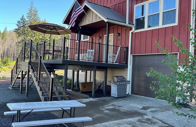 Spacious 3-Story Home, 4 bedrooms, Sleeps 12, Easy Trailer Parking