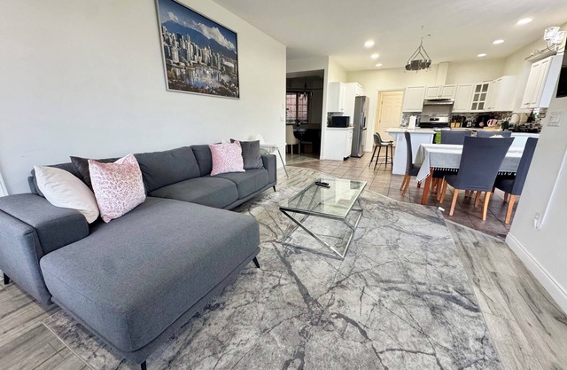 Spacious 3400 sq ft 6 bedroom Hatzic Mission Home