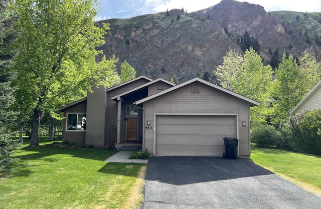 Spacious 3B/2BA house w/ fenced yard+mountain view