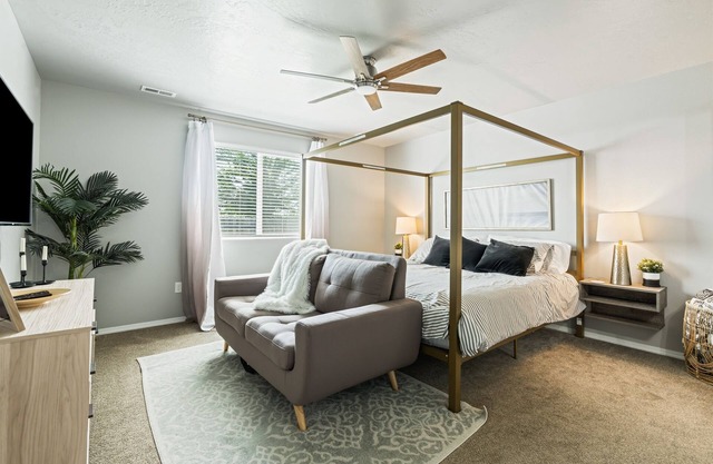 Spacious 3B, Split floorplan, Sleeps up to 11!