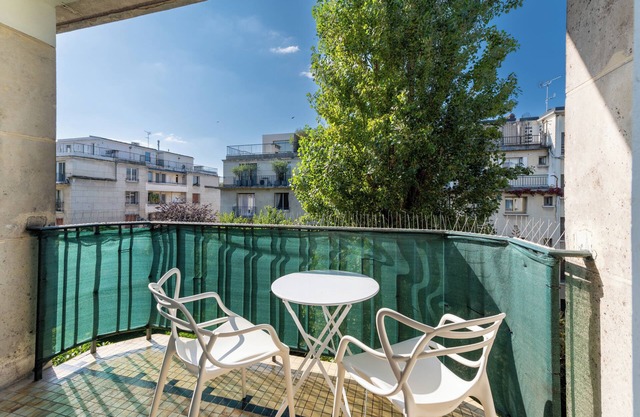 Spacious 3BD Family Apartment, Auteuil