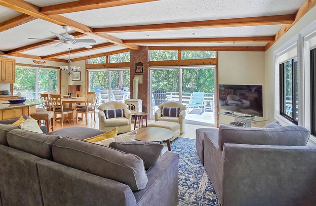Pristine 3 BD Home - Privat, Waldblick, Big Deck, A / C