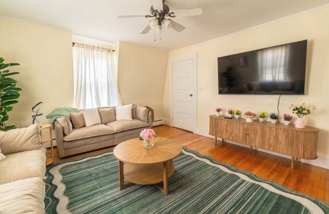 Spacious 3BDR/4Bed apartment with King + Queen beds, WiFi, AC in Downtown Salem