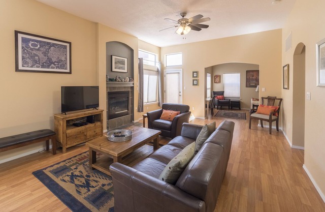 Geräumige 3BR / 2. 5BA Mountain Getaway in Sandia Heights