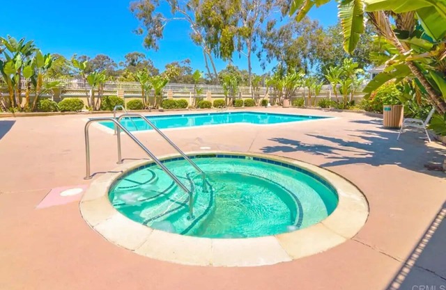 Spacious 3BR Family Home: Free Pool/Tub & Parking