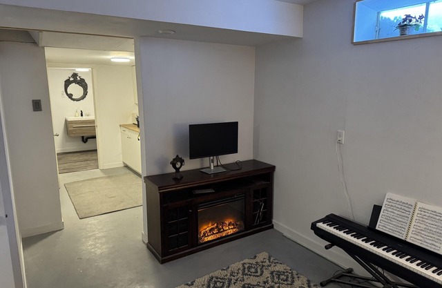 Spacious 3BR Home + 1 BR Private Ensuite, 2 Kitchens, for big Families & Groups