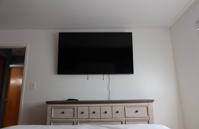 Spacious 3BR Home / Smart TVs, Stocked Kitchen & Family Comfort