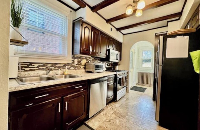 Spacious 3BR Home w/ Movie Theater!