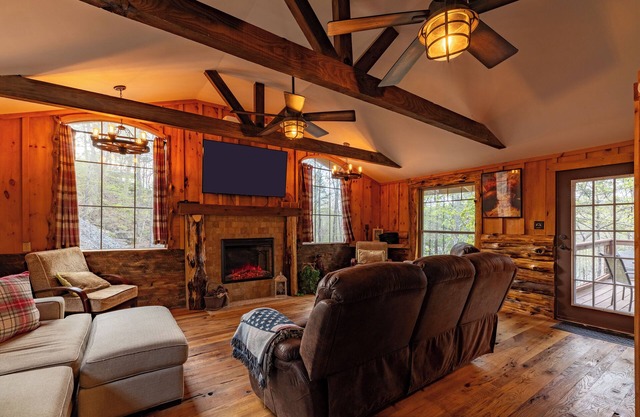 Spacious 3BR Lakehouse – Hot Tub, Firepit, Views