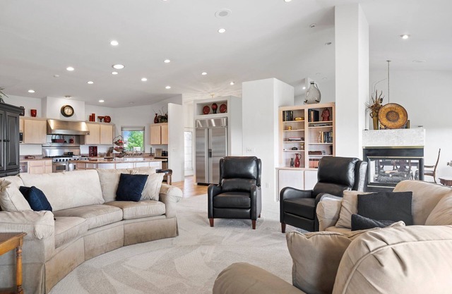 Spacious 3BR On Golf Course, Close to Wineries, Shopping, Sports Fields