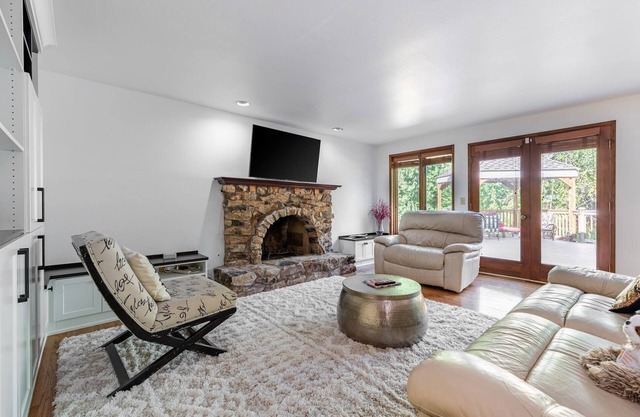 Spacious 3BR Redmond Home with Fireplace & BBQ