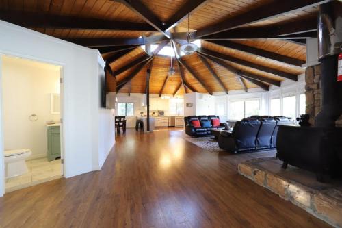 Spacious 3BR Retreat - Sleeps 10 - Free Parking