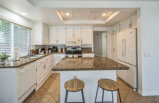 Spacious 3BR Retreat Comfort & Style Await!