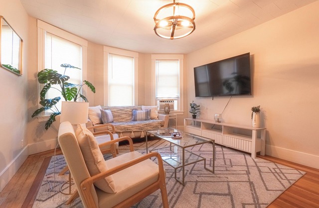 Spacious 3BR - Walk to Downtown Salem, Game Room!