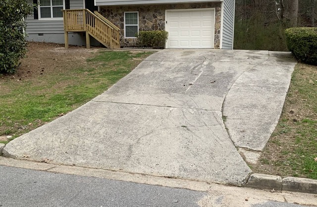Spacious 4 bathroom house quiet neighborhood