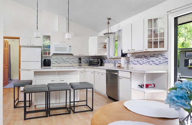Spacious 4 bdrm home, Close to Lake, Wine, Downtown, Kid Friendly, Self Checkin