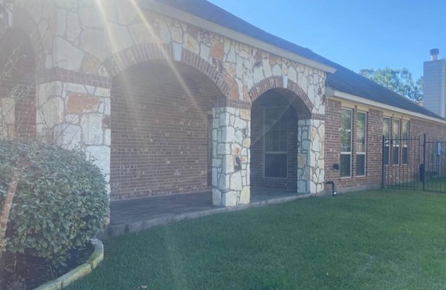 Spacious 4 Bed/2 Bath Home in the Woodlands