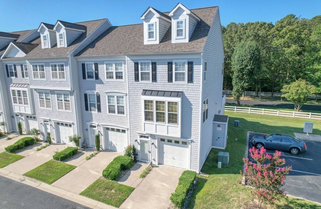 Spacious 4-bed 3.5-bath Townhome in Long Neck with AC, Swimming Pool & Game Room