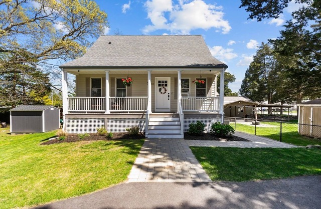 Spacious 4 Bed & 3 Full Bath Home in Bristol, RI - 300ft from the water