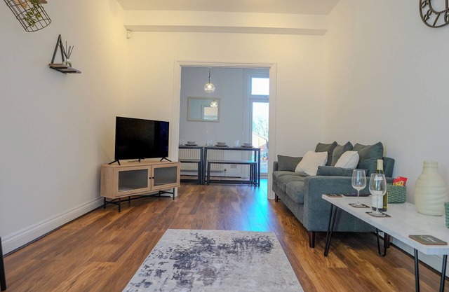 Spacious 4 Bed Central Property w/ Free Parking and Garden Dining