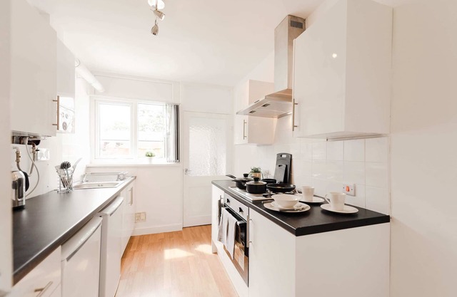 Spacious 4 Bedroom House with Garden in Doncaster