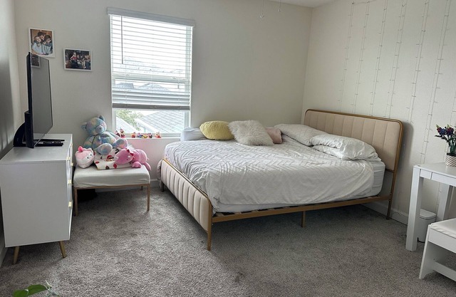 Spacious 4-bed townhome with AC. Beautiful resort style pool and fitness center